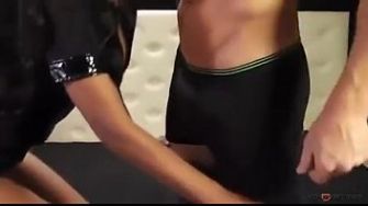 Горячая латина на высоких каблуках.