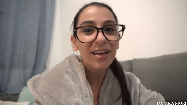 Очкастая чика обожает долбится в анала