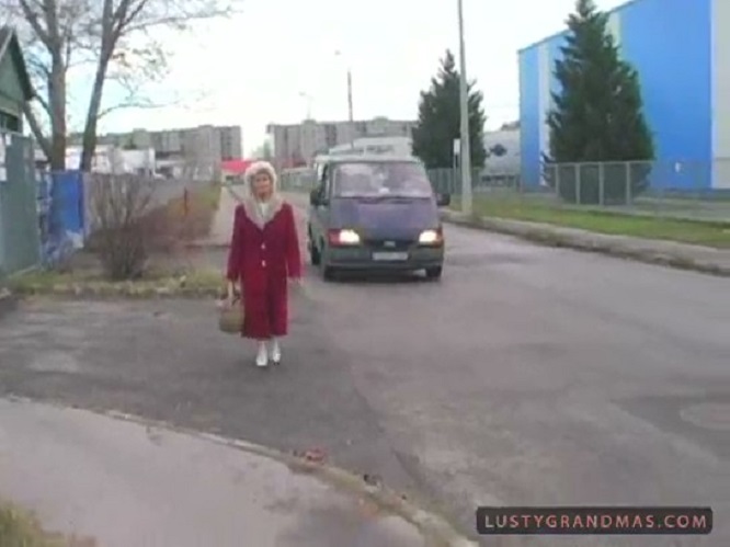 Бабушку похитили и изнасиловали средь бела дня