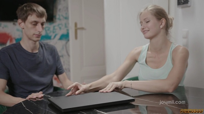 У телочки с работы натуральные сисечки