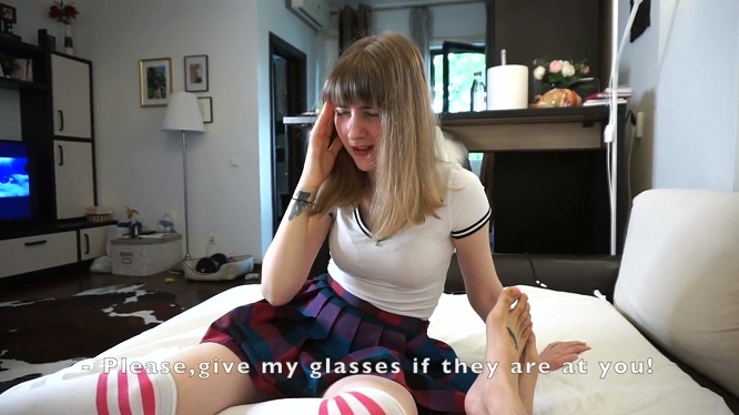 Дочка плохо видит и батя этим пользуется