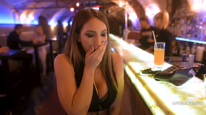 Владелец бара легко уболтал красотку на поебаться