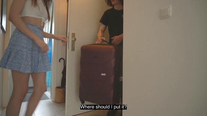 Отблагодарила дставщика потерянного багажа своей пиздой